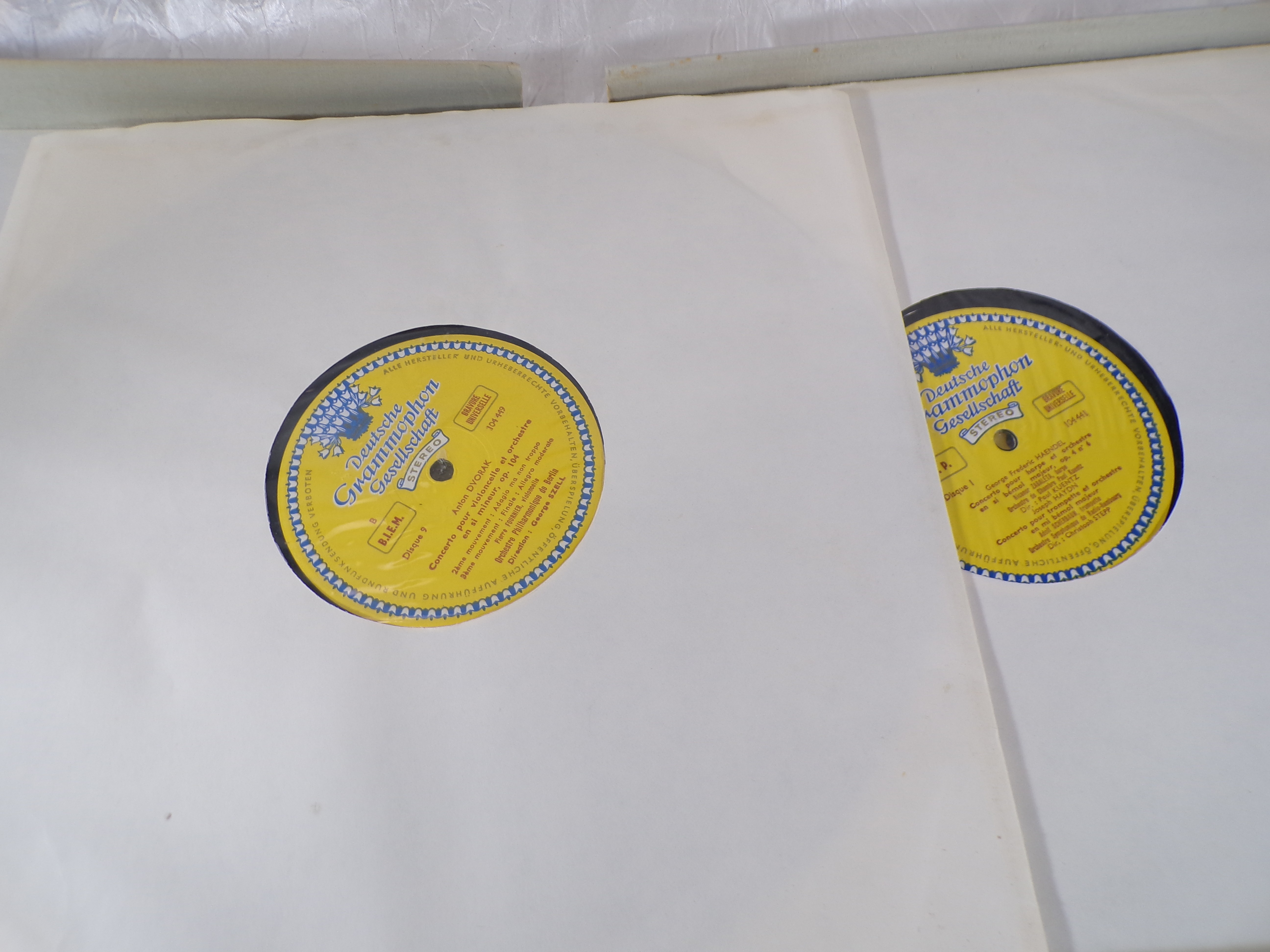 Voir photo 2 de Un coffret de disques vinyles intitulé "Les Grands Concertos", publié par le prestigieux label Deutsche Grammophon Gesellschaft. Un coffret de disques vinyles intitulé "Les Grands Concertos", publié par le prestigieux label Deutsche Grammophon Gesellschaft. État correct - Vue 2 -